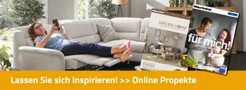 Frau auf Sofa liest den aktuellen online Prospekt am Handy